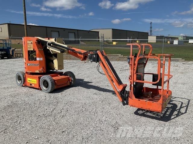 JLG E300AJP 曲臂高空作業車