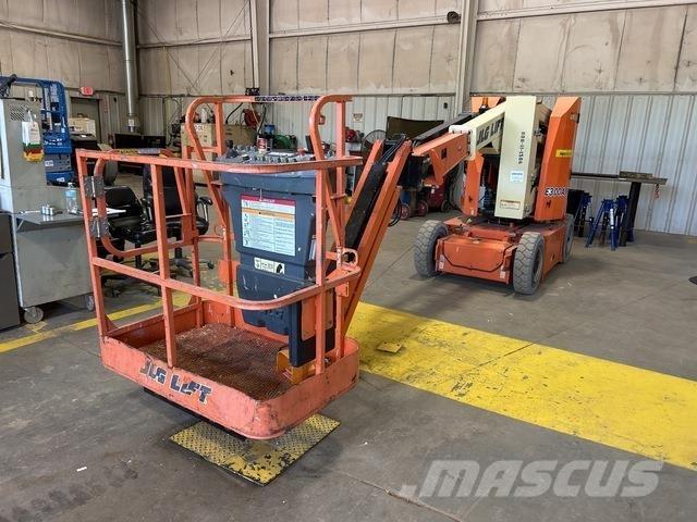 JLG E300AJP 曲臂高空作業車