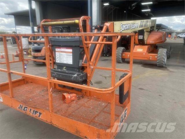 JLG M600J 曲臂高空作業車