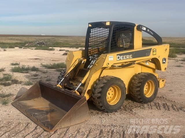 John Deere 325 滑移轉向裝載機