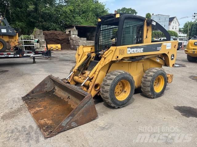 John Deere 325 滑移轉向裝載機