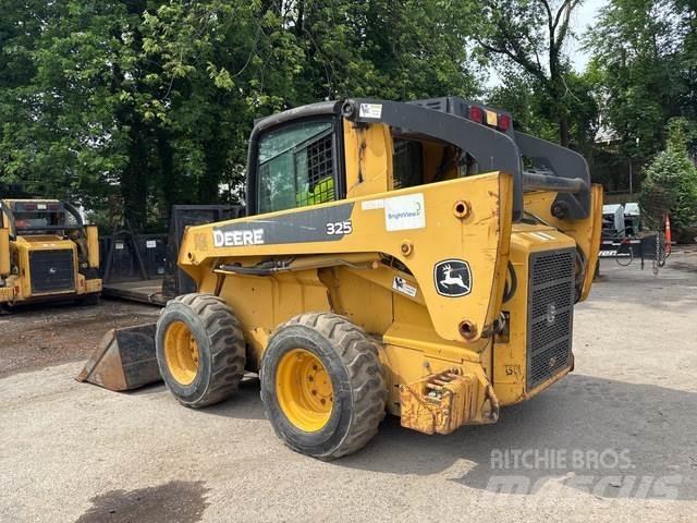 John Deere 325 滑移轉向裝載機