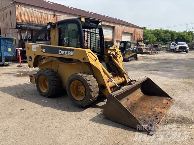 John Deere 325 滑移轉向裝載機