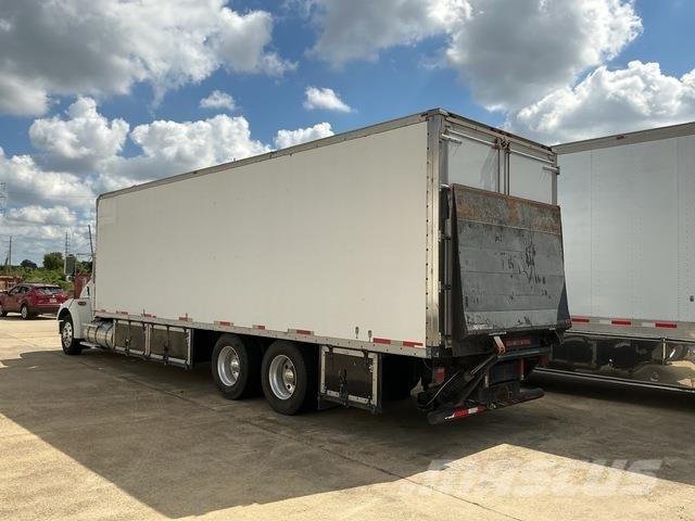 Kenworth T300 貨箱式卡車