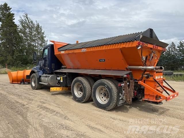 Kenworth T880 刮雪板和犁