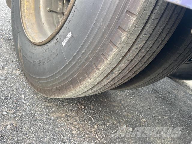  Krueger 篷布拖車