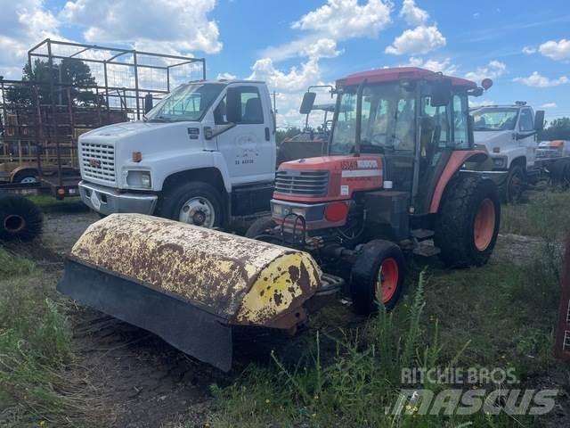 Kubota M5700 室內掃倉機