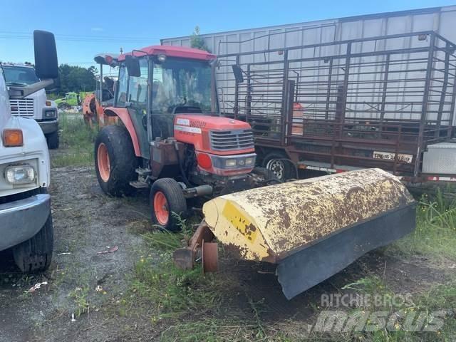 Kubota M5700 室內掃倉機