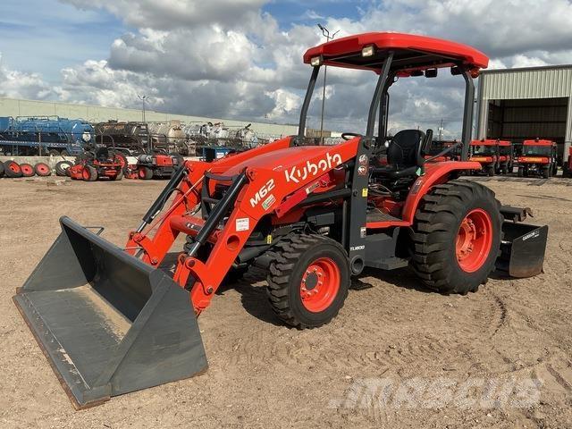Kubota M62 前端裝載機和挖掘機