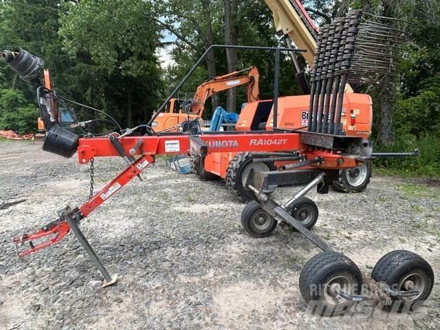 Kubota RA1042T 耙與翻草機