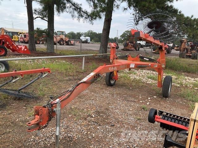 Kubota RA110CR 耙與翻草機