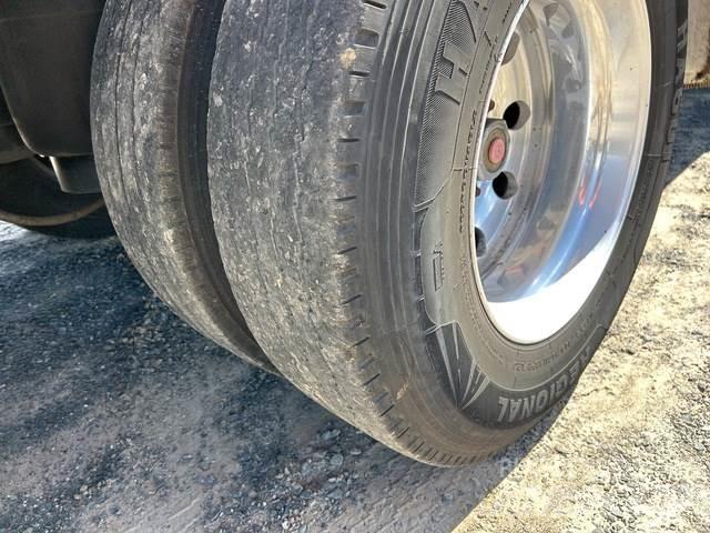 Lucar  控溫式半拖車
