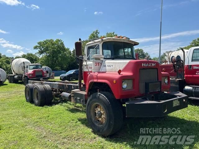 Mack  駕駛室與內部