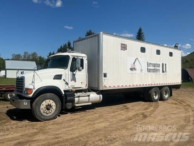 Mack 700 皮卡.傳統半斗卡車/側卸板