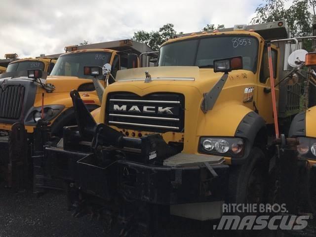 Mack 700 刮雪板和犁