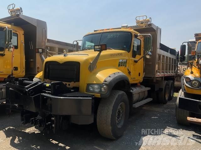 Mack 700 刮雪板和犁