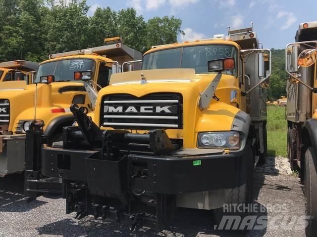 Mack 700 刮雪板和犁