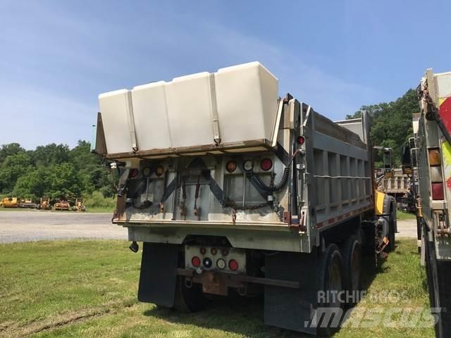 Mack 700 刮雪板和犁