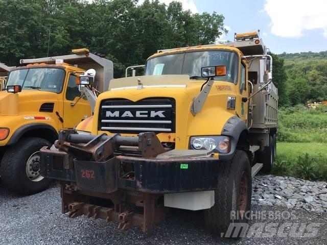 Mack 700 刮雪板和犁
