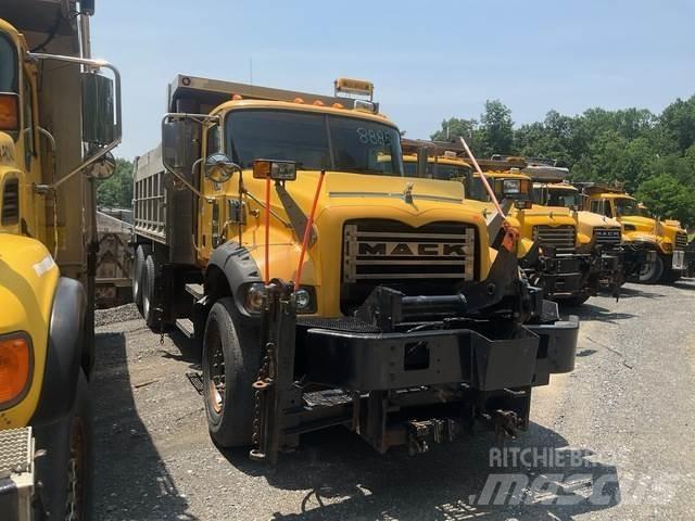 Mack 700 刮雪板和犁