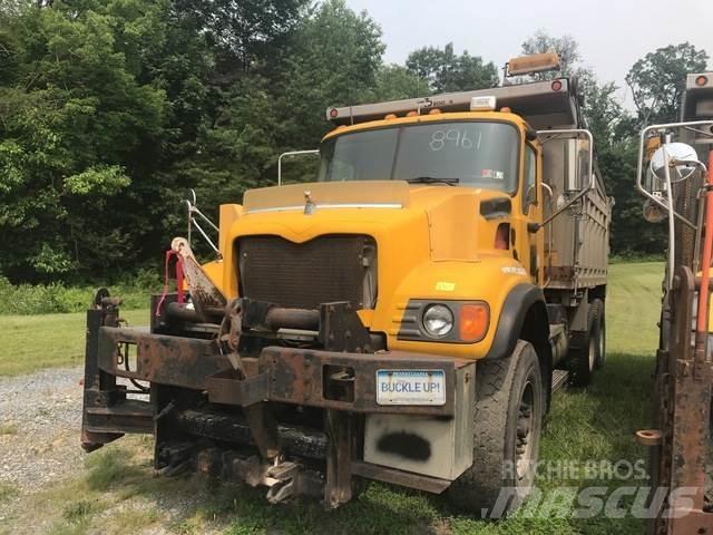 Mack 700 刮雪板和犁