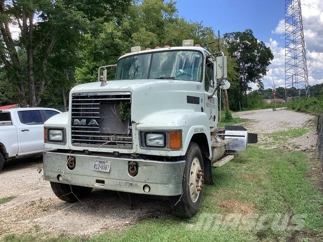 Mack CHN613 駕駛室與內部