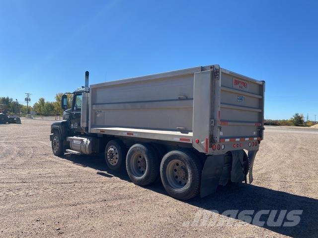 Mack CHN613 傾卸式卡車