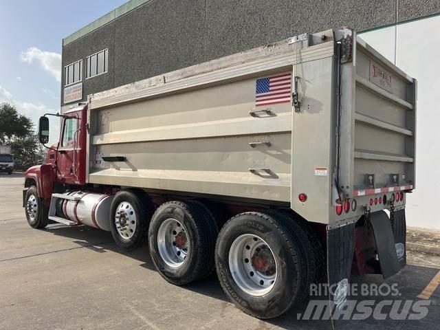 Mack CHU613 傾卸式卡車