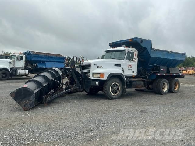 Mack CL713 刮雪板和犁