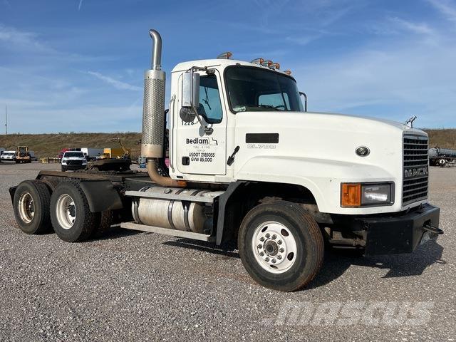 Mack CL733 曳引機組件
