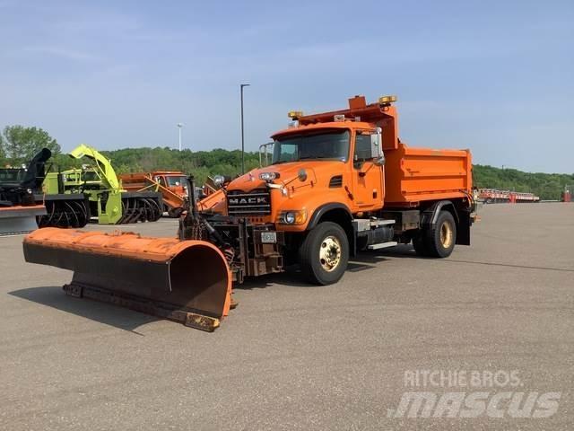 Mack CV700 刮雪板和犁