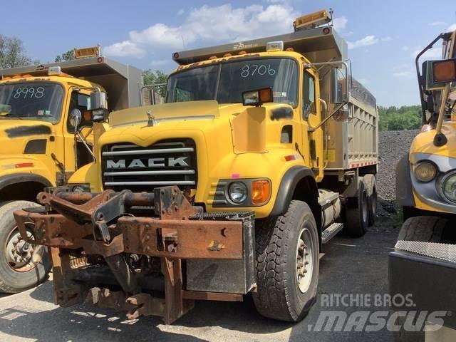 Mack CV700 刮雪板和犁