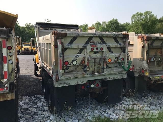 Mack CV700 刮雪板和犁