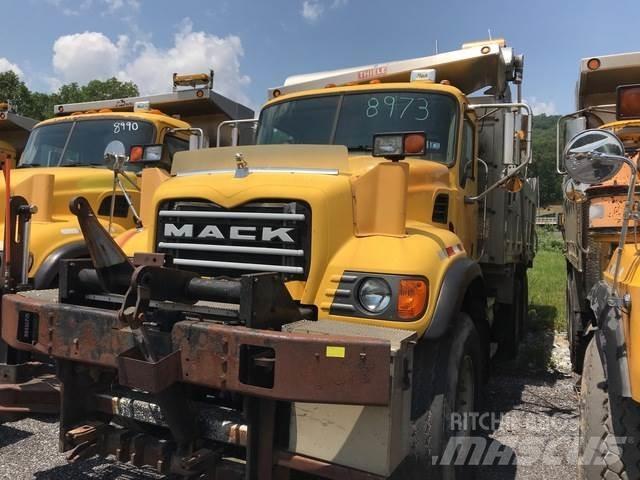 Mack CV700 刮雪板和犁