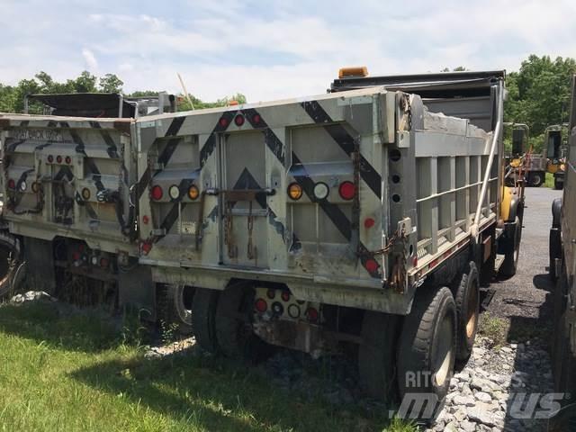 Mack CV700 刮雪板和犁