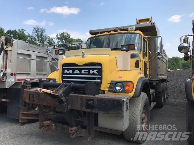 Mack CV700 刮雪板和犁