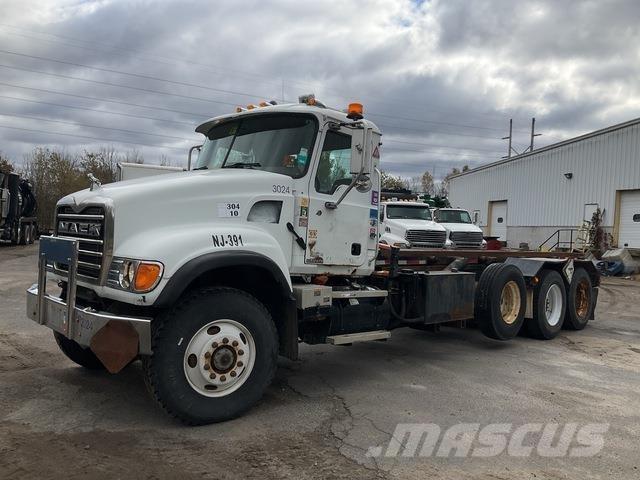 Mack CV713 裝載運輸卡車