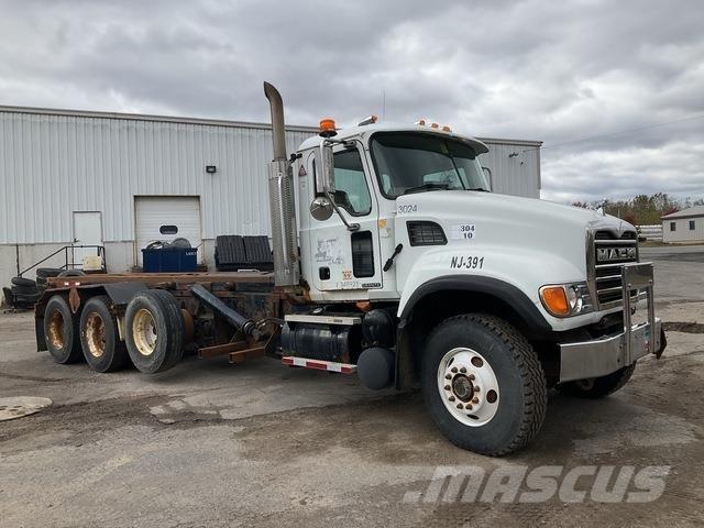 Mack CV713 裝載運輸卡車