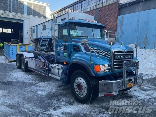 Mack CV713 裝載運輸卡車
