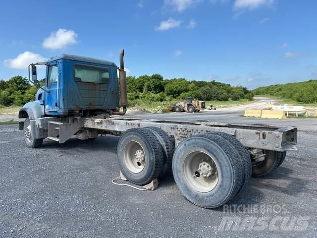 Mack CV713 駕駛室與內部