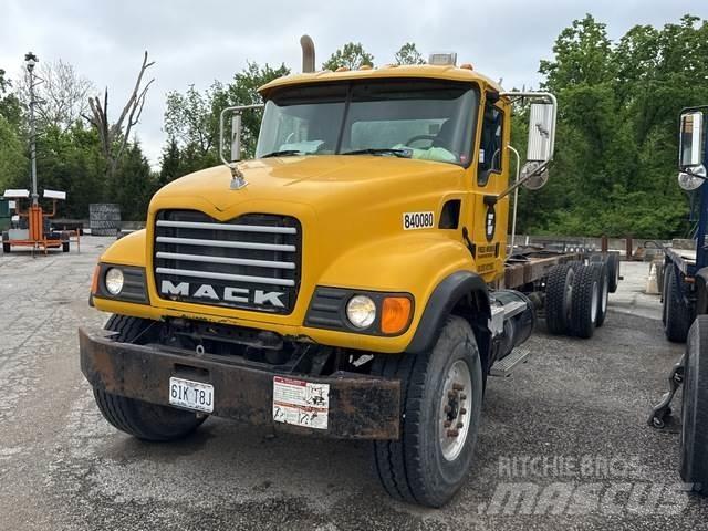 Mack CV713 駕駛室與內部