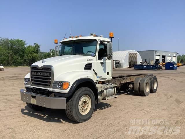 Mack CV713 駕駛室與內部