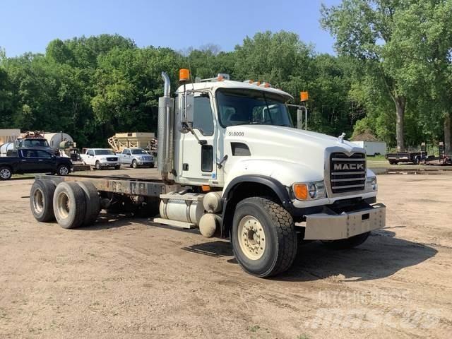 Mack CV713 駕駛室與內部