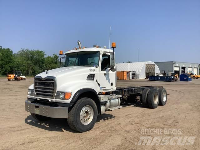 Mack CV713 駕駛室與內部