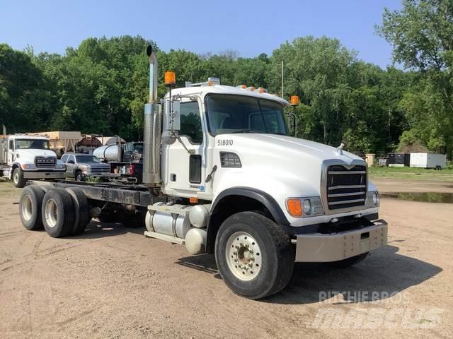 Mack CV713 駕駛室與內部