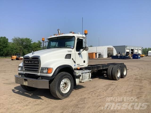 Mack CV713 駕駛室與內部