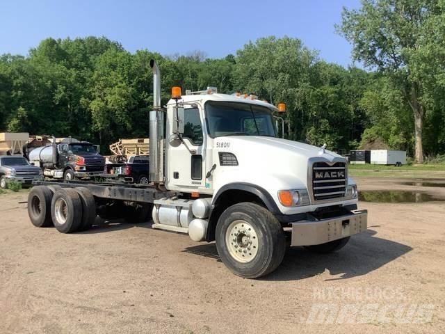 Mack CV713 駕駛室與內部