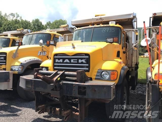 Mack CV713 刮雪板和犁