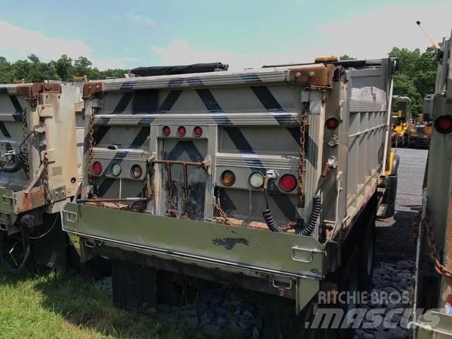 Mack CV713 刮雪板和犁