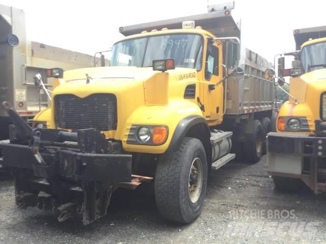 Mack CV713 砂鹽撒布機